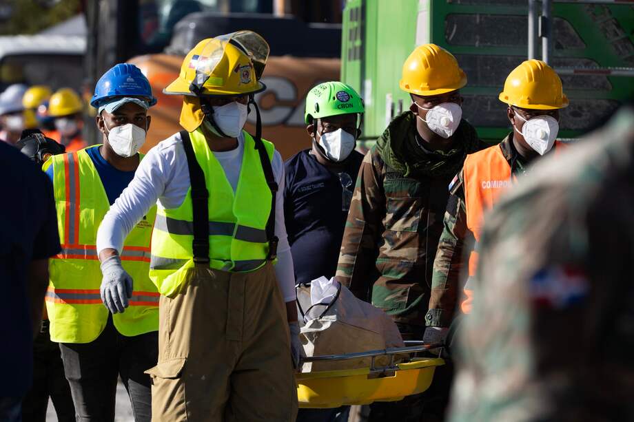 Rescatistas trasladan un cadáver del accidente en la discoteca Jet Set este miércoles, en Santo Domingo (República Dominicana).