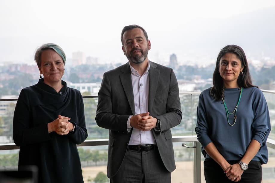 Isabel Segovia (izquierda) deja el cargo tras dos años al frente de la entidad. Tras su salida, Julia Rubiano, actual subsecretaria de Calidad y Pertinencia, asumirá la dirección de la Secretaría de Educación a partir de marzo.