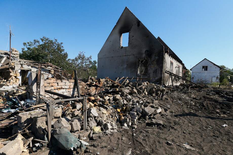 Un edificio dañado después de un ataque con cohetes en el área de Odesa, en el sur de Ucrania. Según el portavoz de la Administración Militar de Odesa, Serhii Bratchuk, seis personas, incluido un niño, resultaron heridas durante los bombardeos.