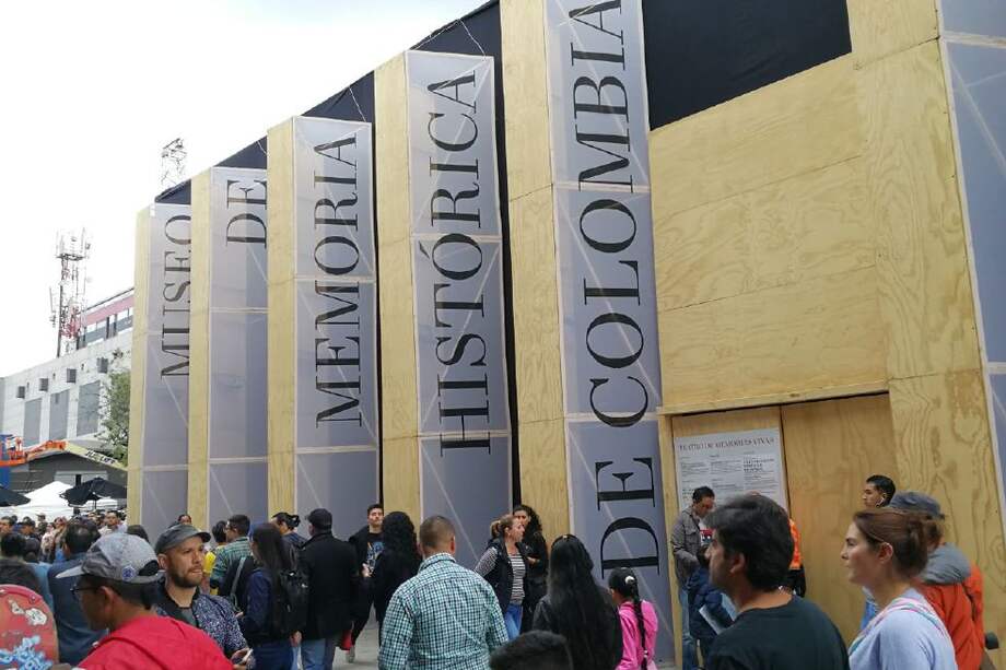 Unos 1.200 metros cuadrados en madera y 70.000 puntillas, dice uno de los constructores, son los materiales que se utilizaron para este Museo de Memoria Histórica de Colombia. / Óscar Pérez - El Espectador
