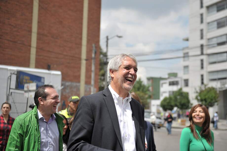 Antonio Sanguino y Enrique Peñalosa al salir de los puestos de votación en la mañana de ayer. / Andrés Torres