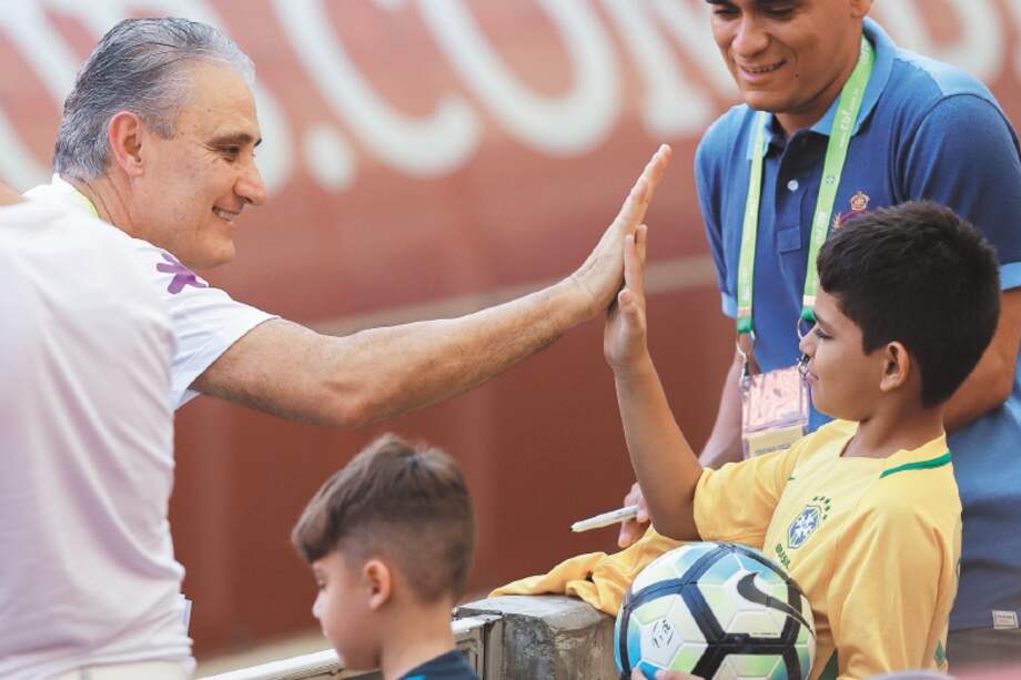 Tite es un hombre carismático y amable con los aficionados, sobre todo con los niños. / Efe