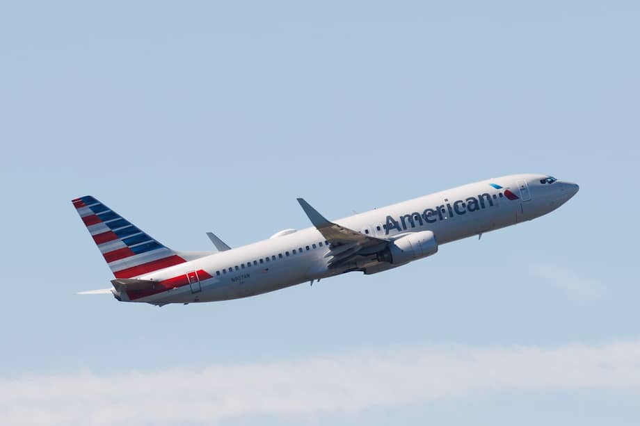 Un Boeing 737 de American Airlines aterrizó en Miami con orificios en el ala derecha.