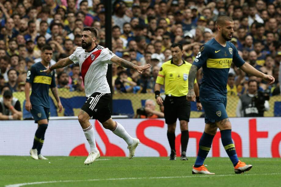 Lucas Pratto anotó el primer gol de River en la Bombonera. / AFP