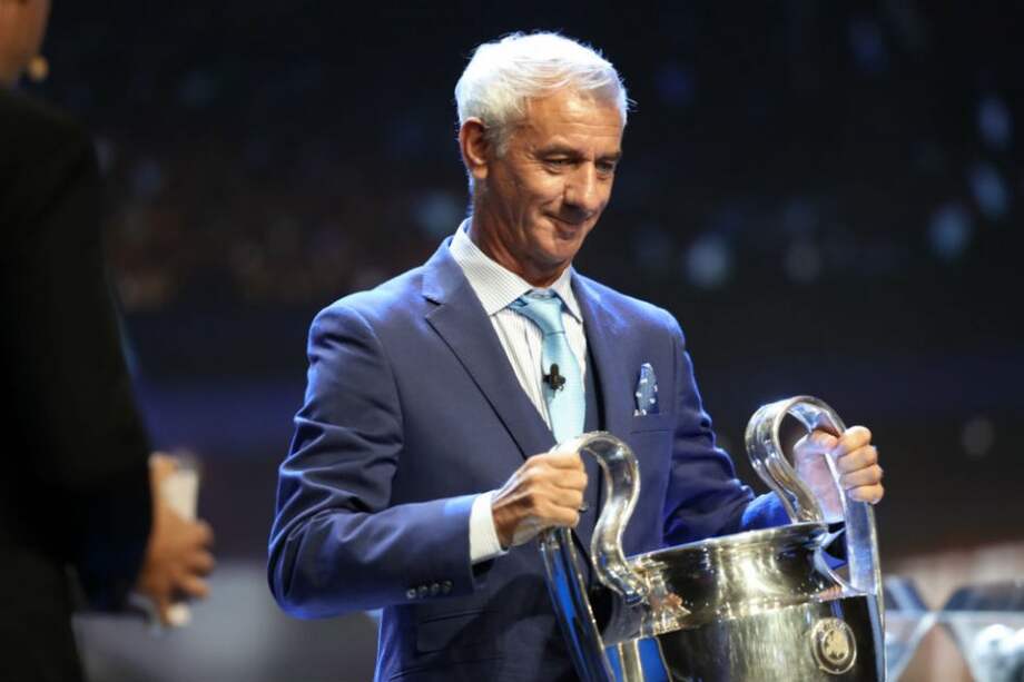 Ian Rush sostiene la Copa de la Liga de Campeones. Foto: AFP