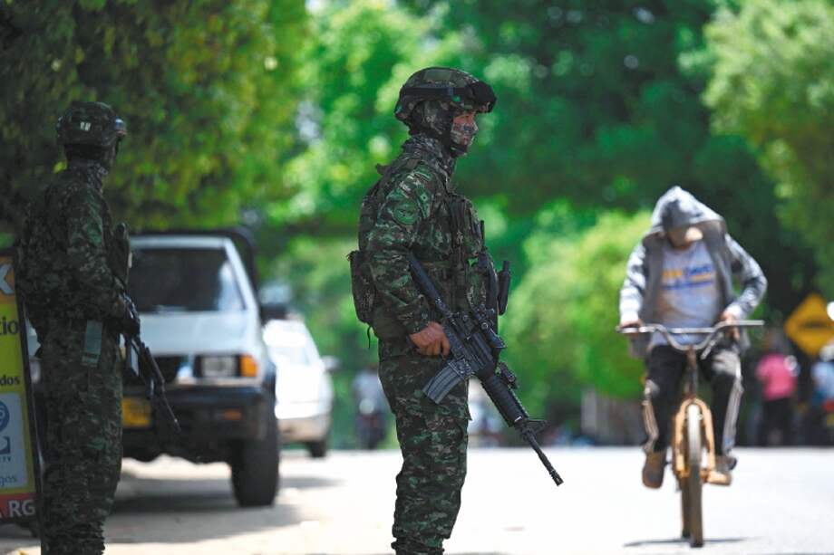 Hay problemas de orden público y tensión en muchas regiones. Imagen de patrullajes del Ejército Nacional en el municipio de Cáceres, Antioquia, zona de influencia de grupos al margen de la ley como el llamado Clan del Golfo.
