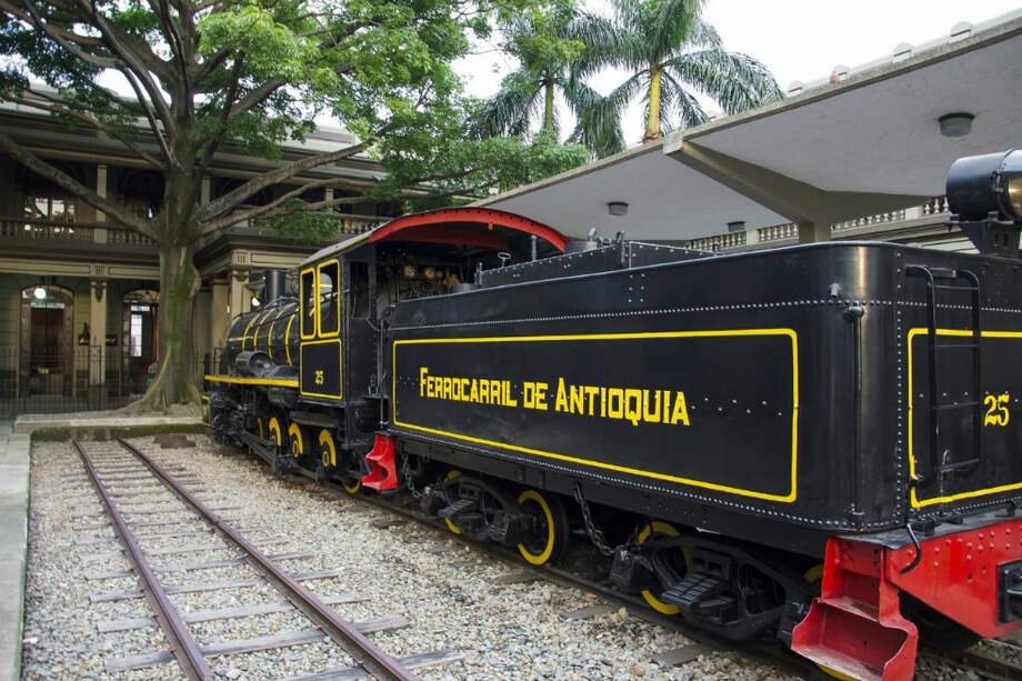 Vagón del Ferrocarril de Antioquia expuexto en la zona administrativa de Medellín. / Pixabay