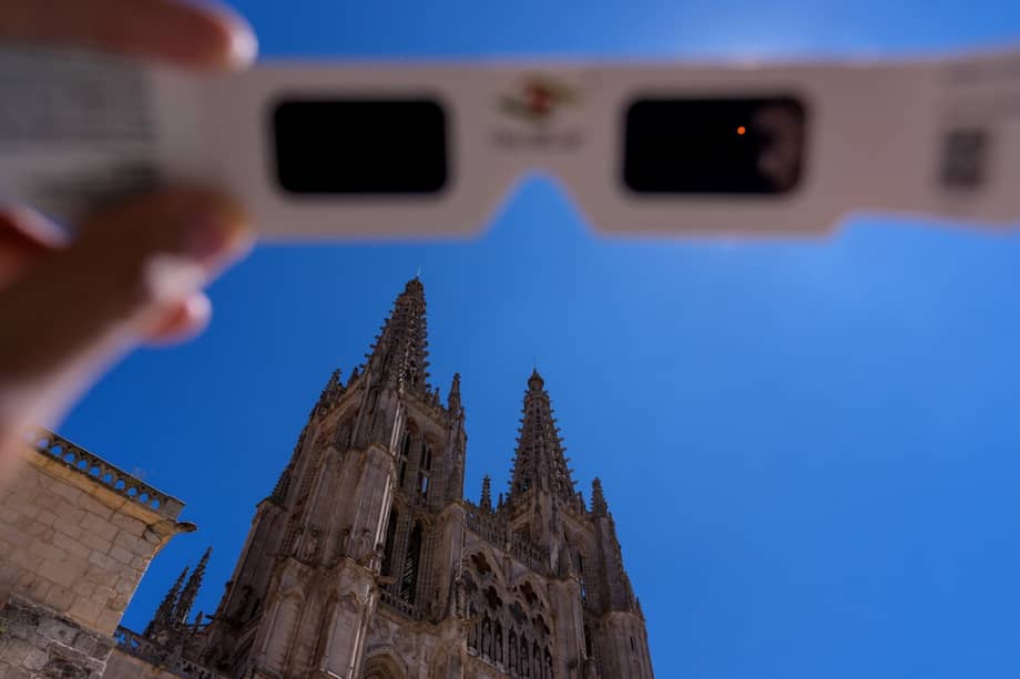 El eclipse solar total se debe observar con gafas especiales, hacerlo directamente podría ser peligroso. (Photo by CESAR MANSO / AFP)