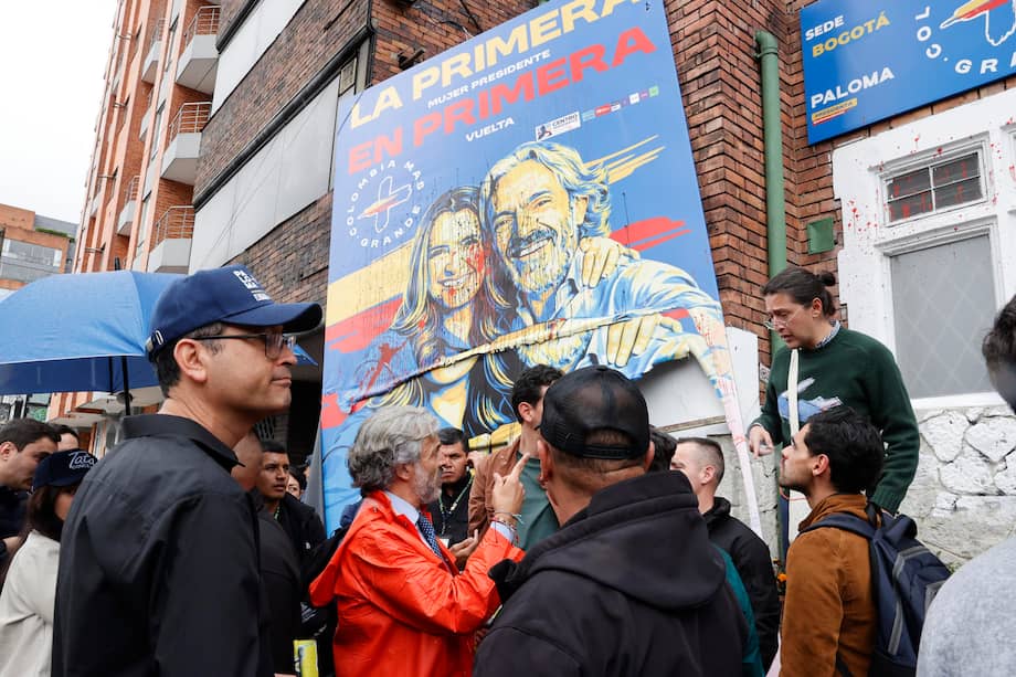 El candidato a la vicepresidencia, Juan Daniel Oviedo, inspecciona la sede de la campaña vandalizada este jueves, en Bogotá. EFE/ Mauricio Dueñas Castañeda