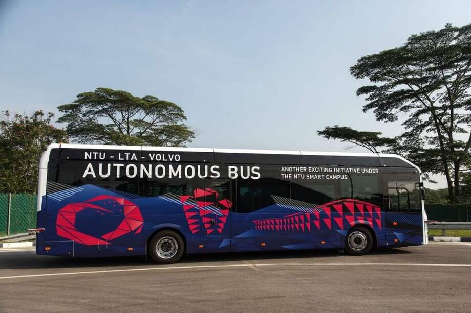 Los autobuses eléctricos, con una capacidad aproximada de 80 pasajeros, pronto comenzarán a circular en el campus de la Universidad Tecnológica de Nanyang. / Bloomberg News.