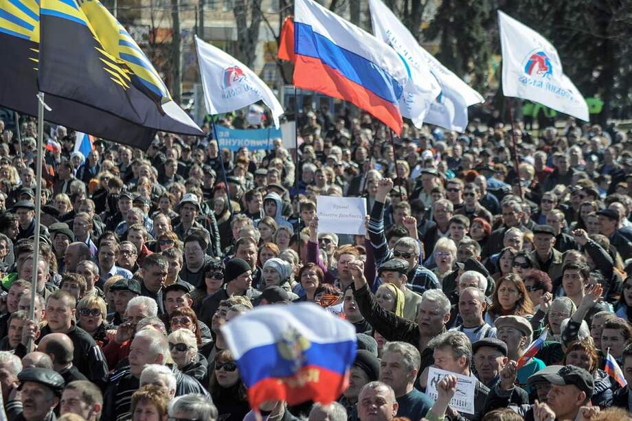 Manifestantes pro-rusos asisten a una manifestación en el centro de Donetsk, Ucrania. /EFE
