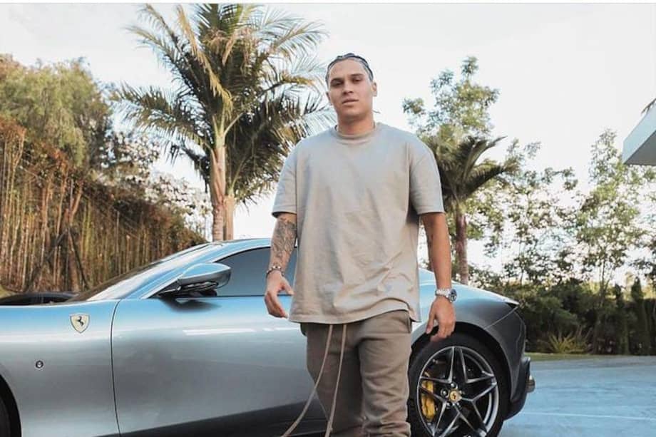 El jugador de fútbol también ha mostrado interés en los vehículos de lujo, por ejemplo, en esta foto de septiembre del 2021 se puede ver a Quintero enfrente de un Ferrari Portofino.