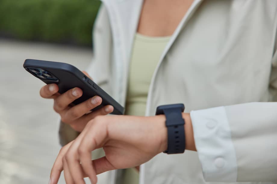 El software incluye notificaciones de llamadas, la posibilidad de grabar y enviar mensajes de voz, vista previa completa de mensajes y reacciones.