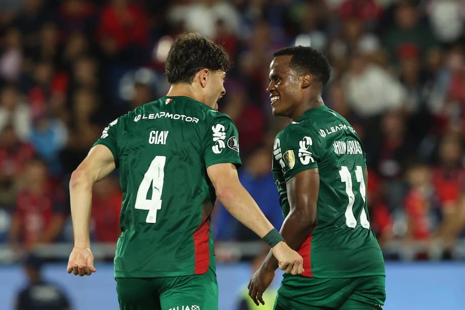 Agustín Giay y Jhon Arias celebrando el gol del colombiano.