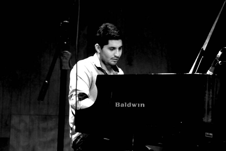 Pianista, arreglista, compositor y director de orquesta. Giovanni Caldas (Cali, 1990) tiene un amplio recorrido acompañando a artistas de alto nivel nacional e internacional en importantes escenarios del país como Ajazzgo y Jazz al Parque. Actualmente lidera Cununao, su proyecto personal de jazz afrocolombiano, con el que ha hecho dos producciones discográficas: “Huellas” (2016) y “Silencio” (2018).
/ Archivo personal