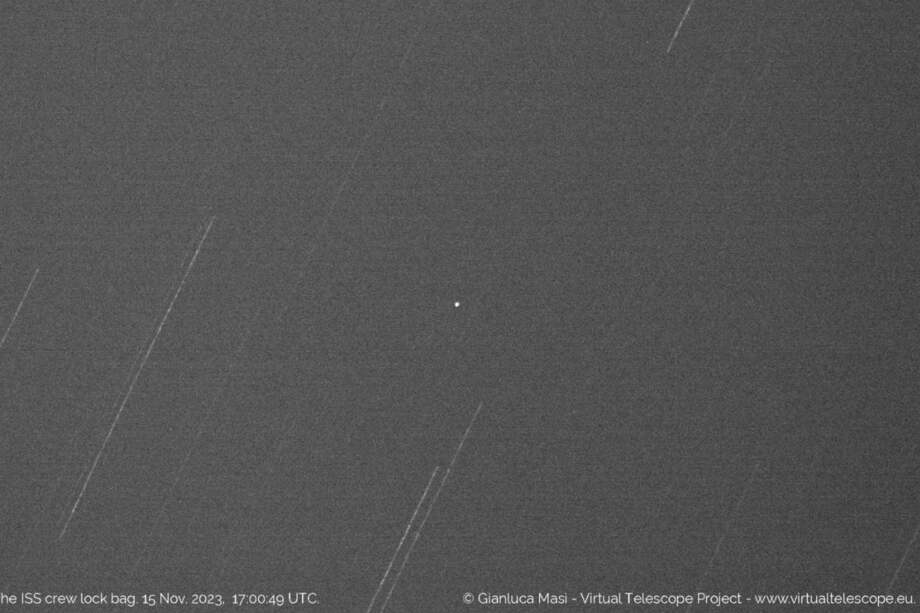 Imagen de la bolsa de herramientas perdida en una caminata espacial de la NASA. Foto: The Virtual Telescope Project