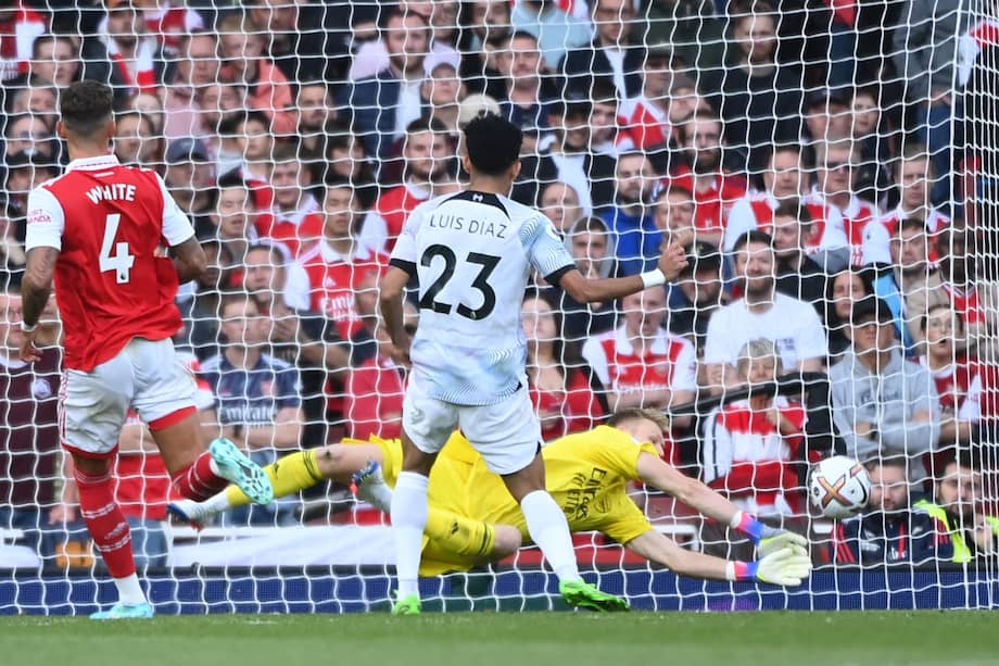 Aaron Ramsdale, guardameta de Arsenal, ataja un remate de Luis Díaz en el partido en el que el equipo londinense derrotó al Liverpool por 3-2.