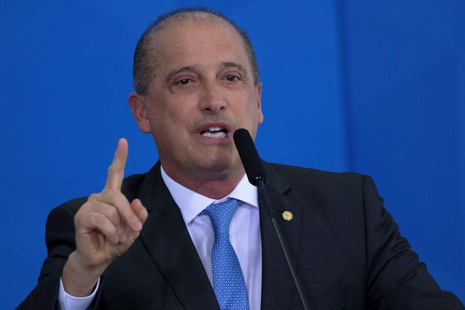 El titular de la cartera, encargado de las políticas sociales del Gobierno del líder ultraderechista Jair Bolsonaro, afirmó que empezó a sentir los síntomas el pasado jueves.