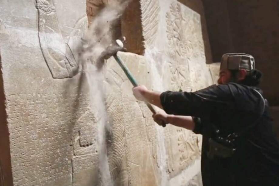 Fotograma de un video grabado por el Estado Islámico, sin fecha, en el que se ve a uno de sus militantes golpear con un mazo los relieves de Nimrud. / EFE