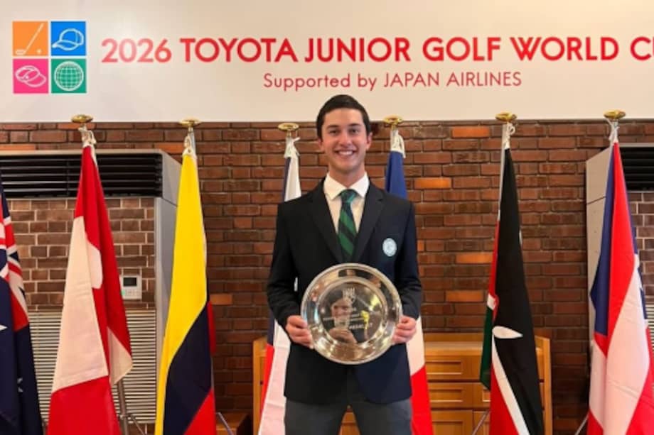 Tomás Restrepo sostiene el trofeo de campeón mundial.