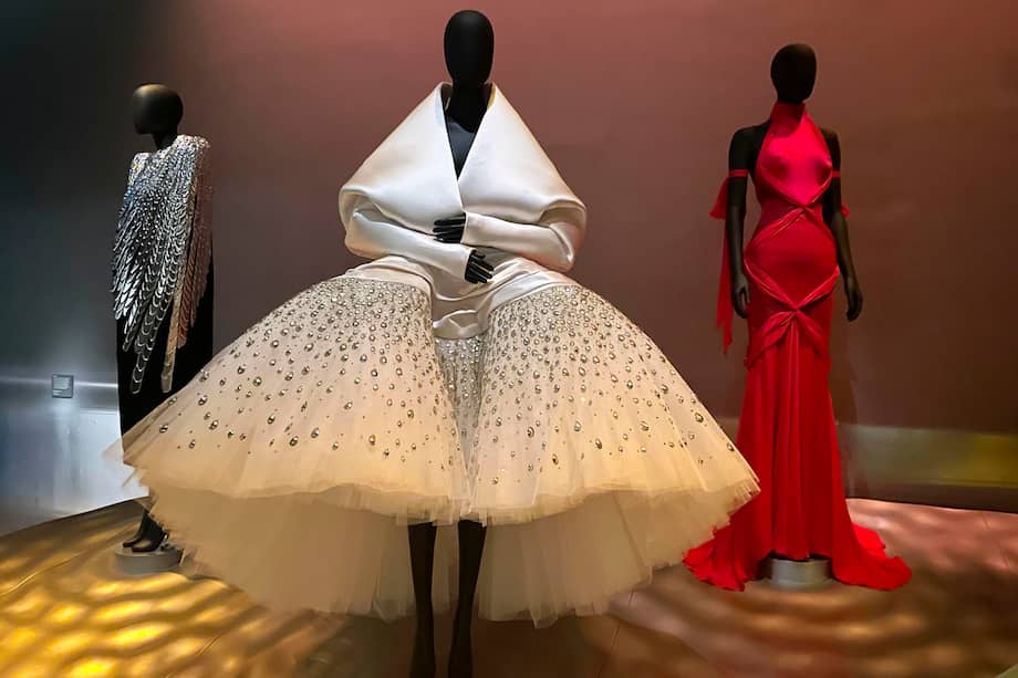 La exposición 'La moda se convierte en arte', la primera en Reino Unido dedicada a la diseñadora de moda italiana Elsa Schiaparelli, que abarca desde la década de 1920 hasta la actualidad. EFE/Luis Campello