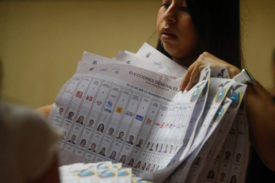 Un miembro de mesa cuenta votos al cierre de la jornada electoral este domingo, en Guayaquil (Ecuador).