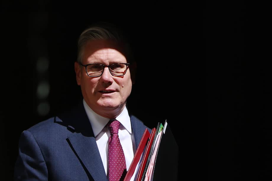 El primer ministro británico, Keir Starmer, sale de Downing Street 10 rumbo a la sesión de preguntas al primer ministro en Londres, Reino Unido, el 29 de abril de 2026.