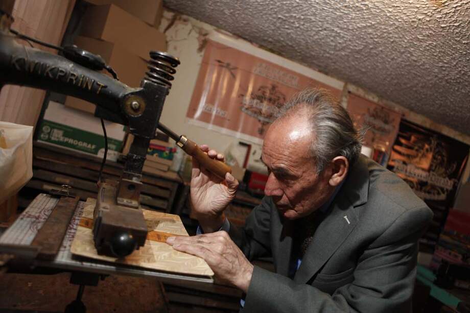 Jaime Cárdenas, de 74 años, comenzó en 1957 a laborar como encuadernador de libros. Su primer trabajo fueron tres volúmenes por los que cobro $21. / Fotos: David Schwarz