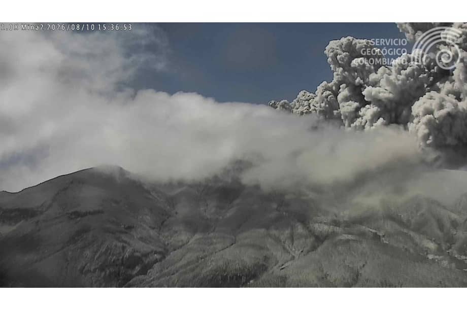 Registro de la cámara Mina, ubicada a 2,2 km al norte del volcán Puracé, que muestra la emisión de ceniza del 10 de agosto de 2026 a las 10:34 a. m.