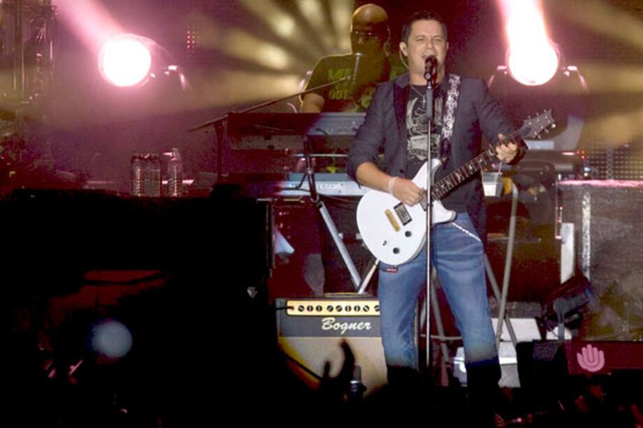 Alejandro Sanz pide permiso a Chávez para cantar en Venezuela