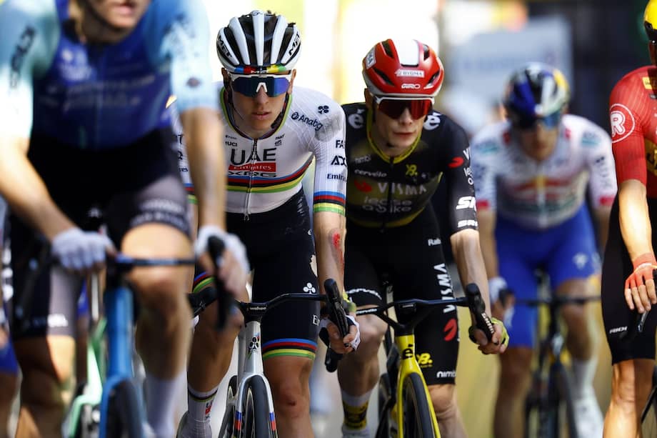 Tadej Pogacar y Jonas Vingegaard, los dos favoritos al título, llegan a la meta, tras la etapa 11.