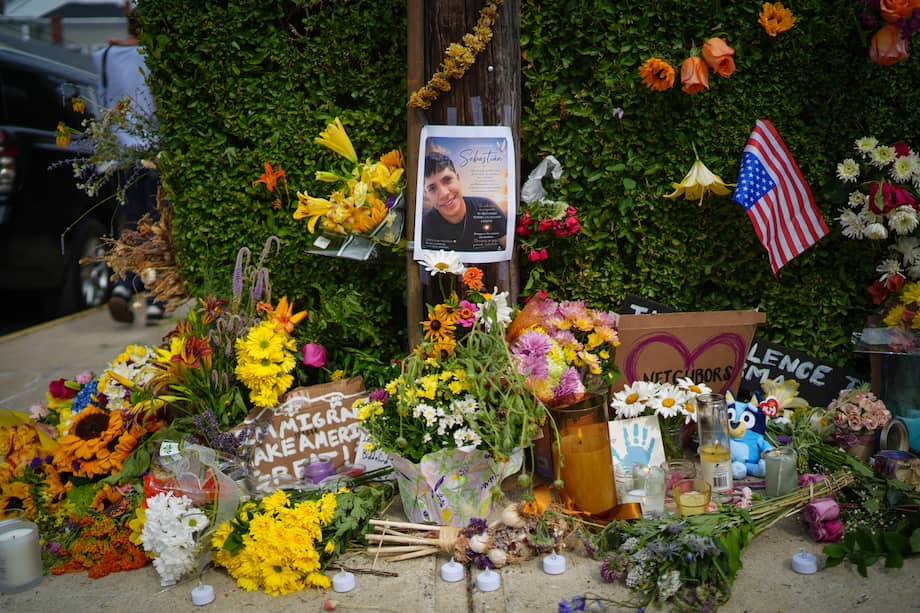 Un monumento improvisado se observa un día después de que un hombre fuera asesinado a tiros por agentes del Servicio de Inmigración y Control de Aduanas de Estados Unidos (ICE), el 14 de julio de 2026 en Biddeford, Maine. La víctima ha sido identificada como Joan Sebastian Guerrero, un hombre colombiano de 26 años.
