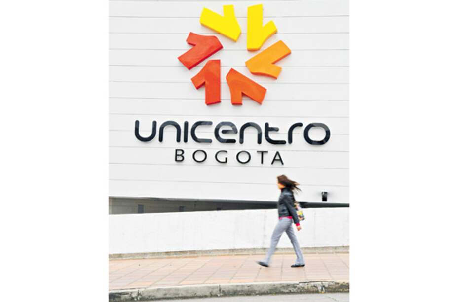 Fuertes lluvias en Bogotá provocaron derrumbe de cielo-raso en Unicentro