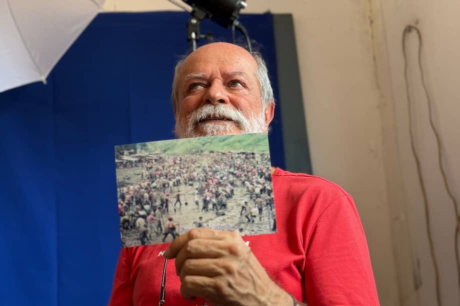 Walter D'cossio mostrando sus fotografías en su estudio.