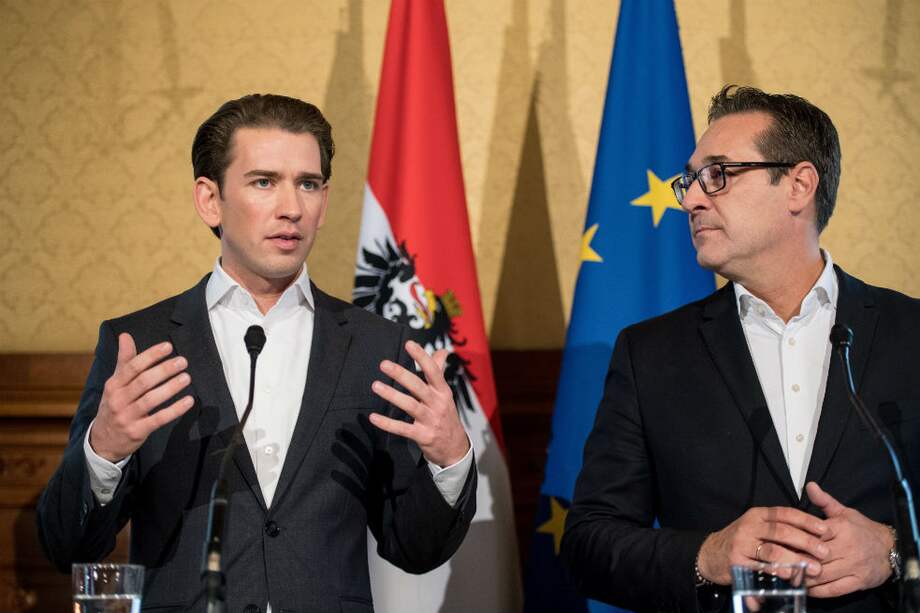 Sebastian Kurz (i), junto con el ultraderechista Heinz-Christian Strache (d) del Partido de la Libertad de Austria.