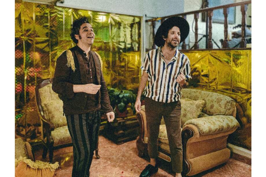 Surcos nació hace cinco años como una apuesta musical que fusiona el pop con los instrumentos del folk. En este tiempo se ha consolidado como una propuesta emergente dentro de la música colombiana.