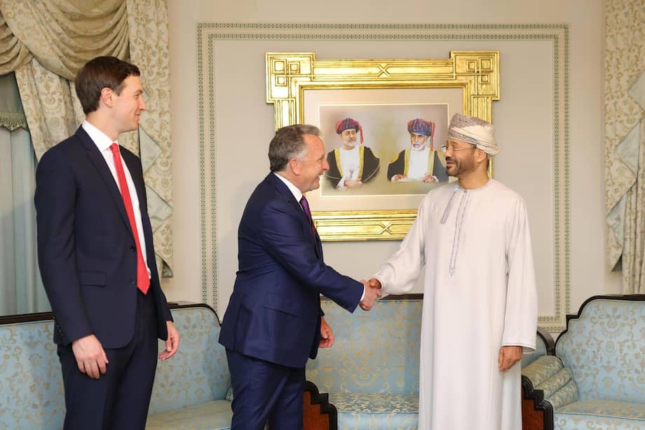 El Ministro de Asuntos Exteriores de Omán, Sayyid Badr Albusaidi (derecha), dando la bienvenida al Enviado Especial del Presidente de los Estados Unidos, Steve Whitcomb (centro), y a Jared Kushner (izquierda).