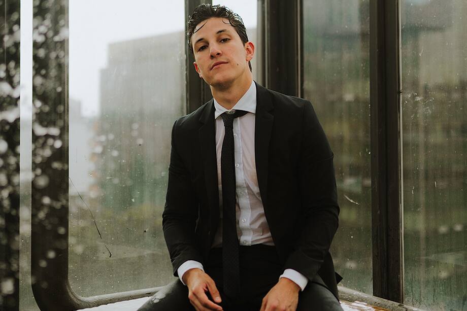 Andrés Simón Gutiérrez se ha declarado 'orgullosamente bisexual'. Ahora esta en una relación poliamorosa.