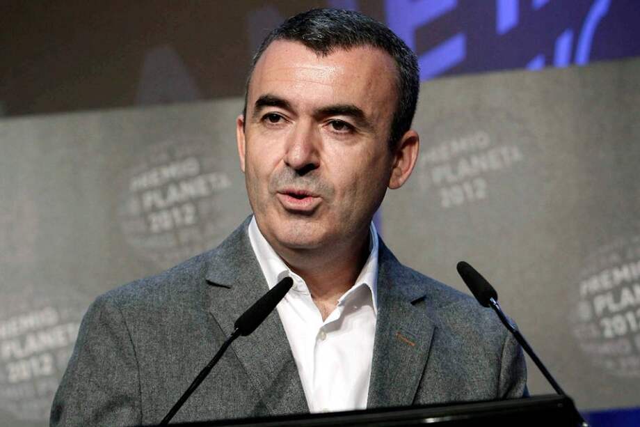 El escritor madrileño Lorenzo Silva, ganador del LXI Premio Planeta de Novela con su obra "La marca del meridiano", pronuncia unas palabras tras recibir el galardón durante la ceremonia que se celebra esta noche en Barcelona.