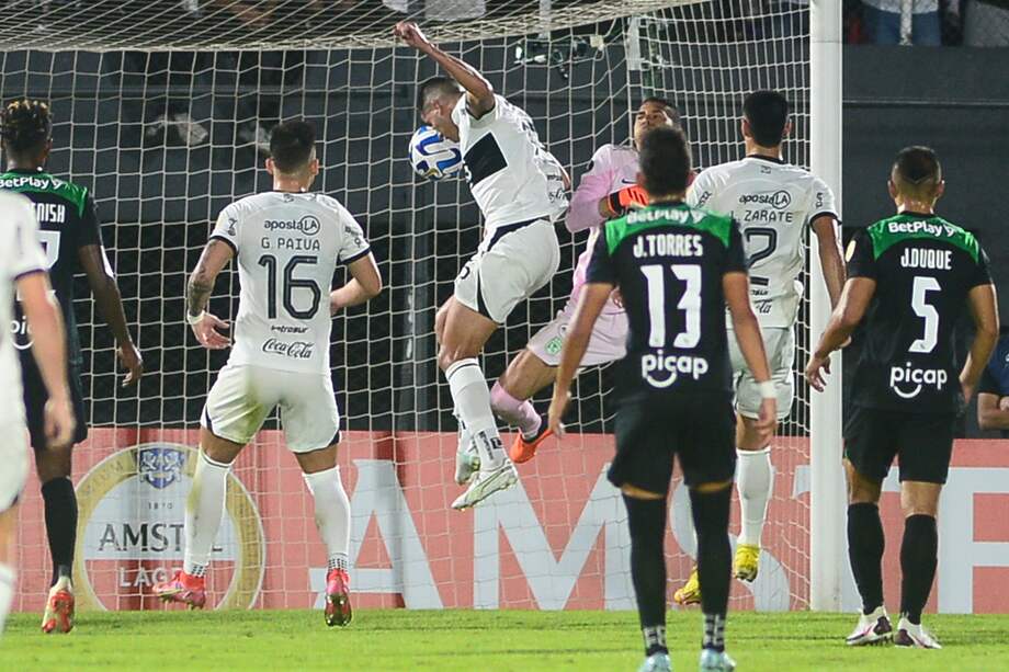 Una mala salida del arquero Kevin Mier facilitó el gol de Mateo Gamarra, primero de Olimpia en el triunfo sobre Atlético Nacional, en el estadio Defensores del Chaco, en Asunción. EFE/ Daniel Piris