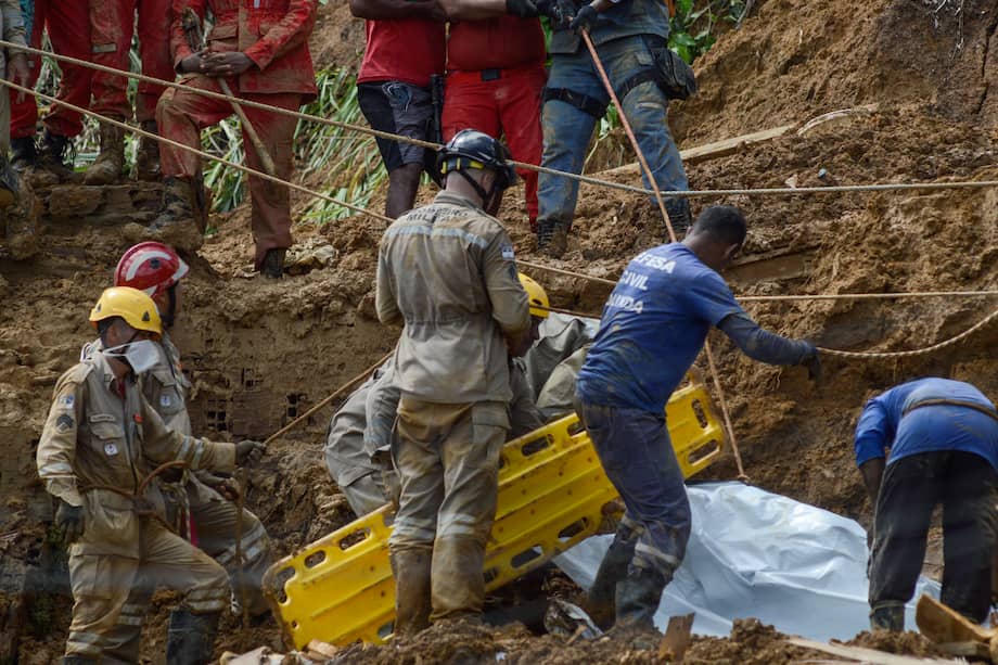 Los bomberos trabajaban en el área de un deslizamiento de tierra, provocado por fuertes lluvias, en el barrio Córrego do Jenipapo de la ciudad de Recife (Brasil).