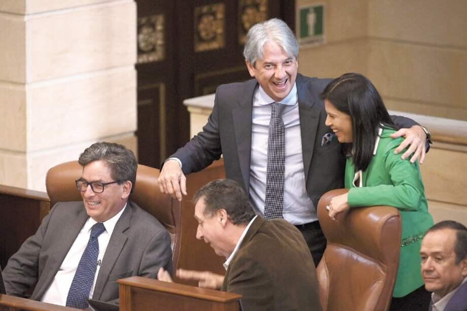 El ministro de Hacienda, el alto consejero presidencial para la política y la directora del DNP asistieron al debate en el Congreso. / Mauricio Alvarado - El Espectador