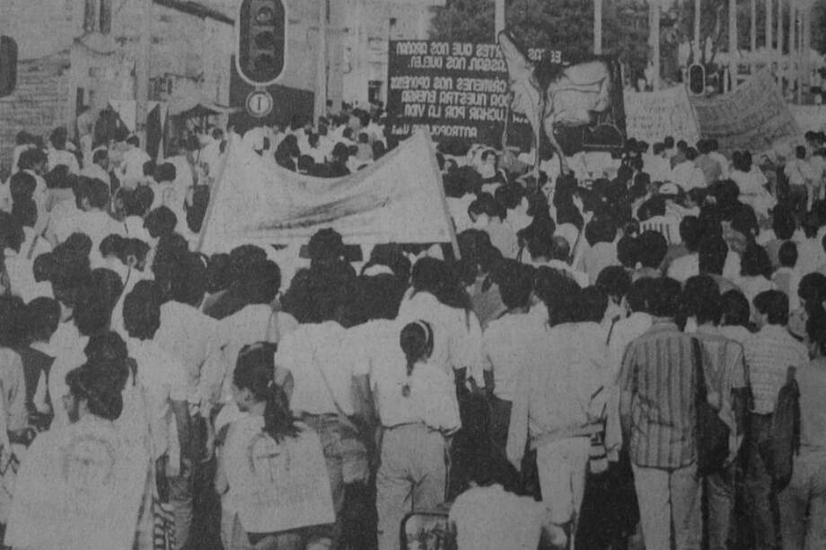Más de 3.000 personas participaron en la manifestación organizada por profesores y estudiantes de la institución, como protesta por la ola de crímenes contra la comunidad académica. /Foto: Reproducción del diario El Mundo