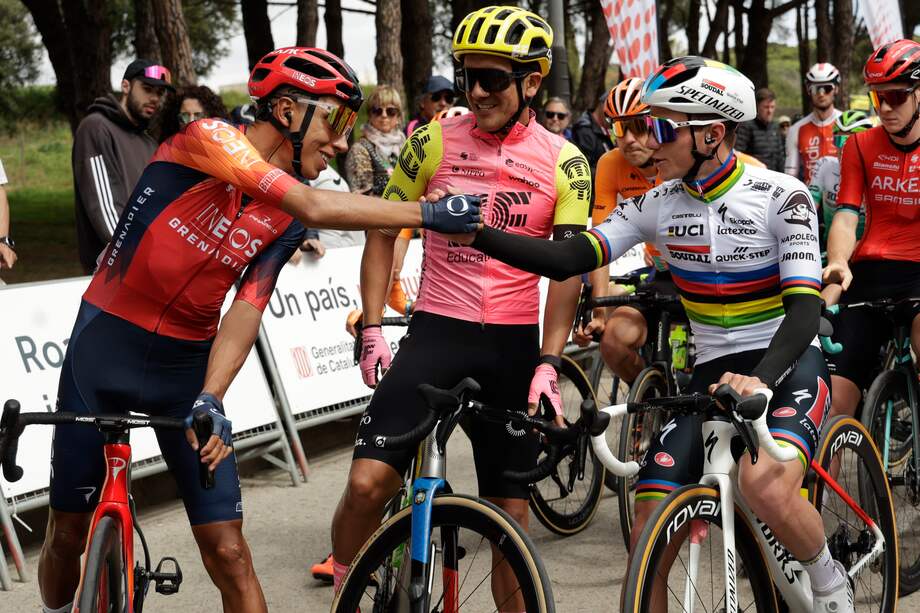 El ciclista colombiano Egan Bernal (i) saluda al belga Remco Evenepel (d), en presencia del ecuatoriano Richard Carapaz (c), antes de tomar la salida en la primera etapa de la Vuelta a Cataluña.