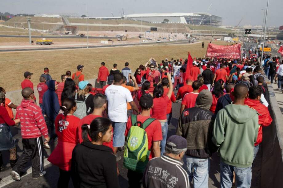 Profesores y estudiantes protestan contra el Mundial en Río de Janeiro