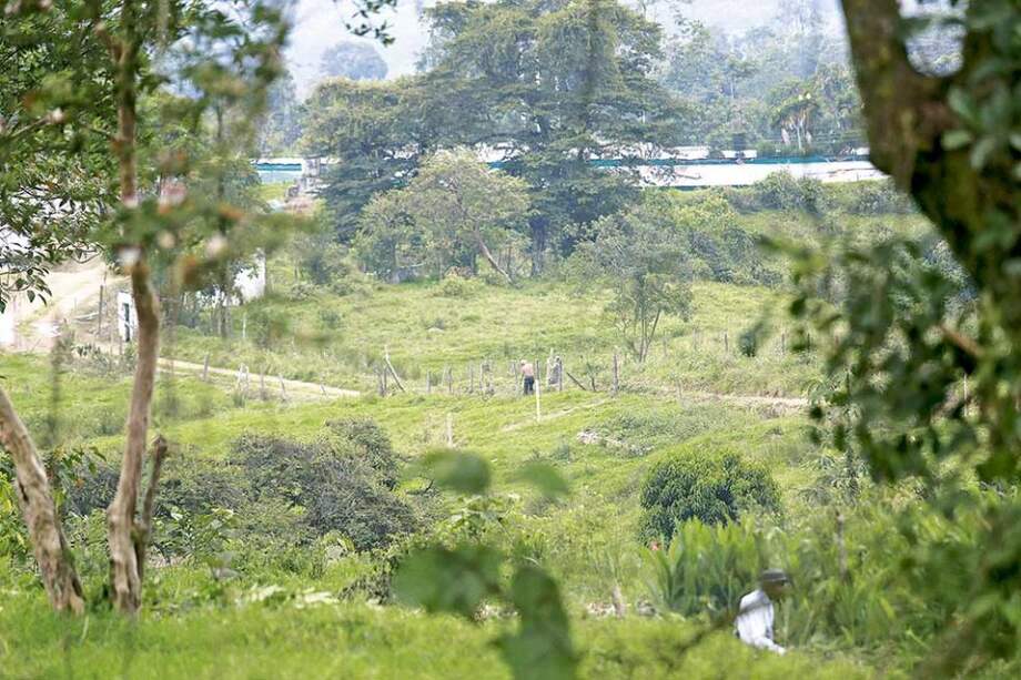 Durante la entrega del predio, el director de la Unidad de Restitución de Tierras hizo un llamado para que los beneficiarios trabajen en equipo con el propósito de contribuir a la paz. / Cortesía URT