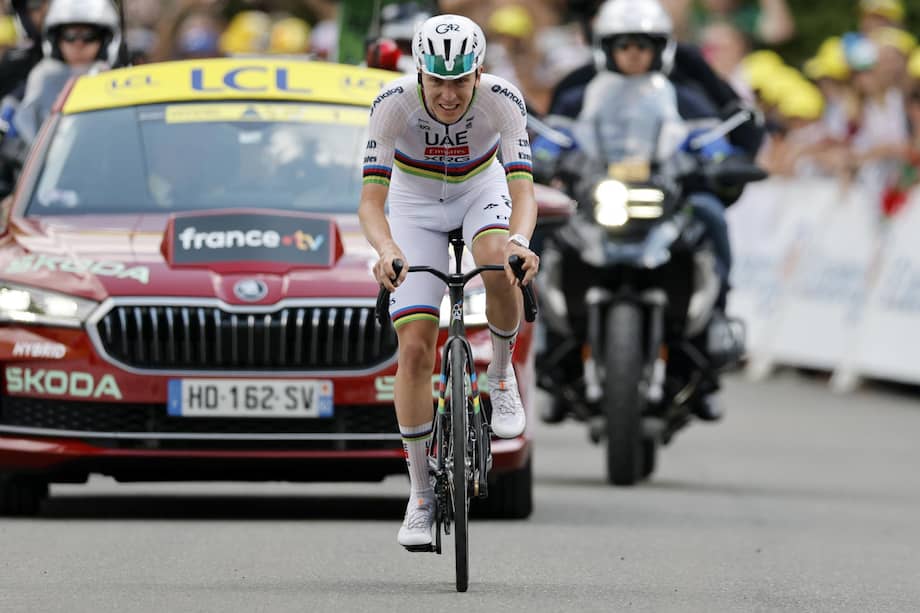 Tadej Pogacar del equipo UAE Team Emirates XRG cruzando la línea de meta en la sexta etapa del Tour de Francia, este jueves 9 de julio de 2026.