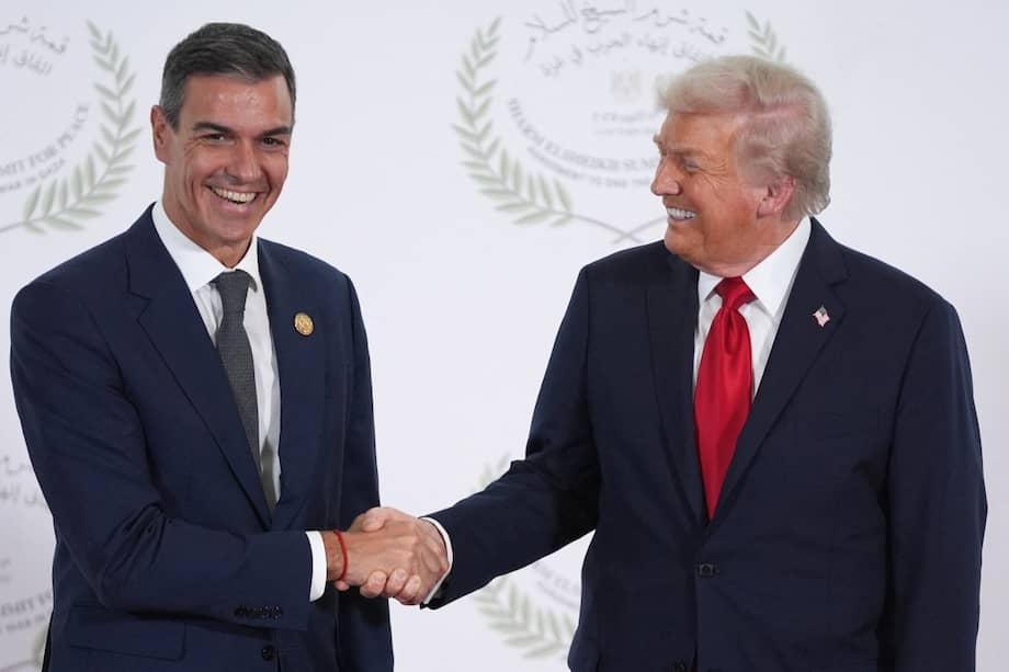 El presidente estadounidense Donald Trump saluda al presidente del Gobierno español Pedro Sánchez
