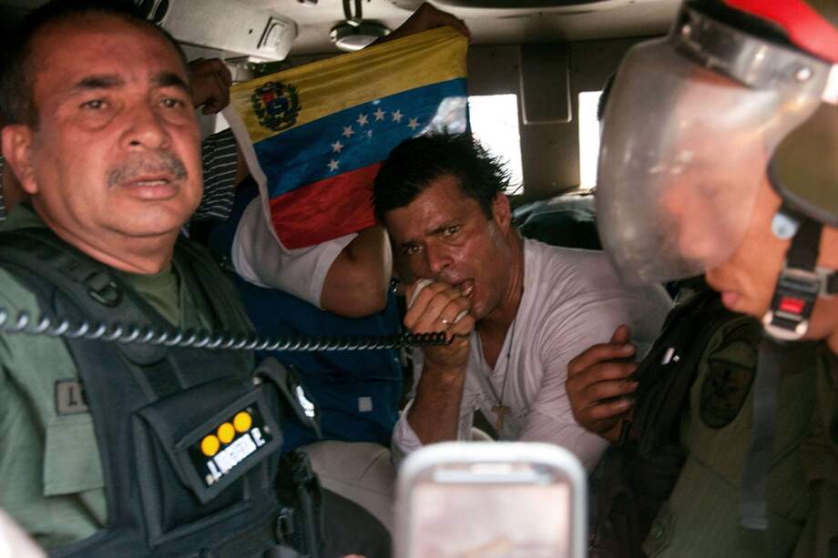 Leopoldo López, hace un año en Caracas, cuando fue detenido por la fuerza pública venezolana. / AFP.