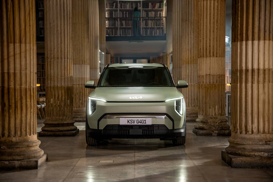 Un experimento reciente realizado por Kia Colombia con su nuevo modelo eléctrico, el EV3, el cual recorrió los pasillos de una biblioteca sin generar ruidos ni emisiones perceptibles.